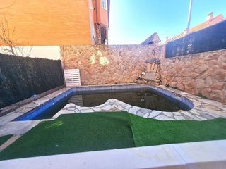 Casa adosada en venta en Velilla de San Antonio