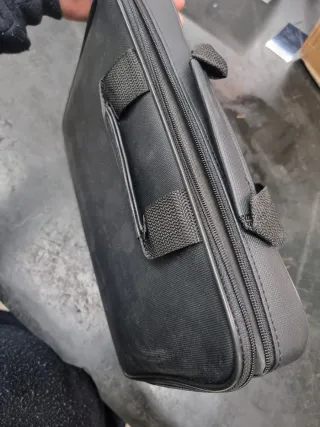 Maleta negra con asas