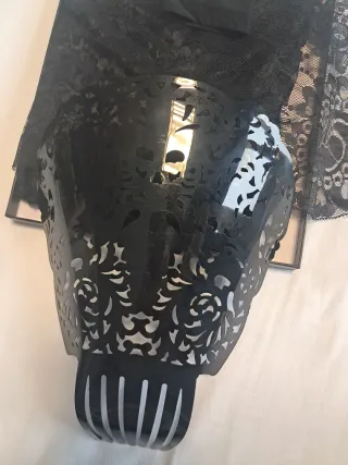 Mantilla madrina, peineta y guantes negros