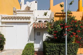 Casa adosada en venta en Nueva Andalucía centro en Marbella