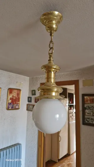 Lámpara de techo de laton colgante dorada y blanca