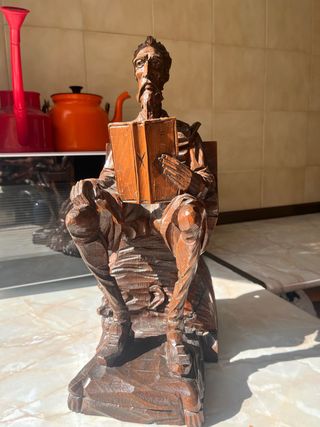 Figura de madera tallada hombre leyendo