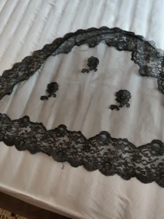 Mantilla bordada negra