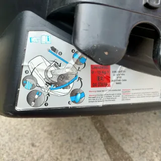 Silla de coche para bebé roja.  Marca bebé confort