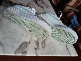 Deportivas Nike Blancas y verde clarito