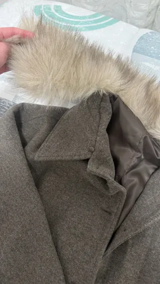 Chaqueta marrón con cuello de pelo sin estrenar