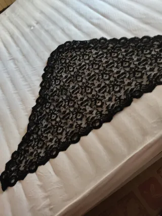 Mantilla negra bordada