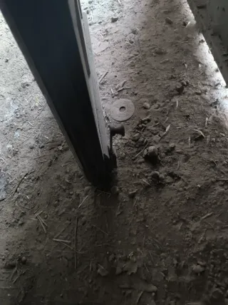 Puerta de madera con reja y tirador  muy robusta .