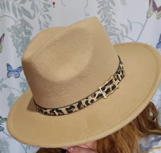 Gorro beige con cinturón estampado leopardo