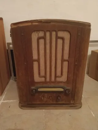 Radio Antigua Madera tipo “tombstone”