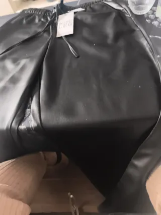 Pantalón cuero negro sin estrenar