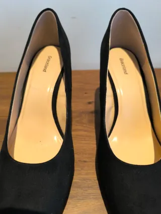 Zapatos de tacón negros ante Graceland