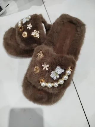 Zapatillas peludas con adornos