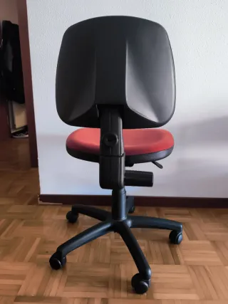 Silla de oficina ergonómica roja y negra
