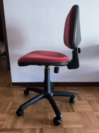 Silla de oficina ergonómica roja y negra