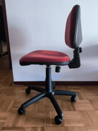 Silla de oficina ergonómica roja y negra