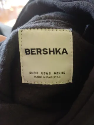 Sudadera Negra Bershka con Diseño