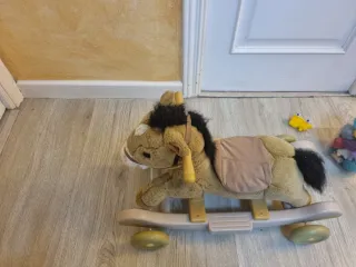 Caballito infantil con ruedas