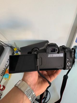 Canon EOS R50 con objetivo 18-45mm