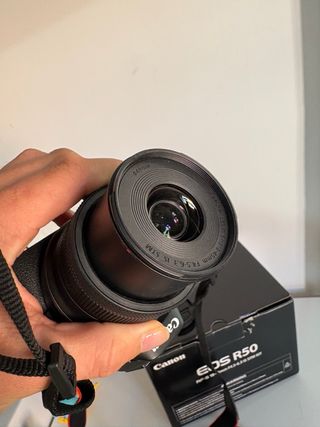 Canon EOS R50 con objetivo 18-45mm