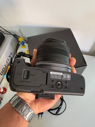 Canon EOS R50 con objetivo 18-45mm