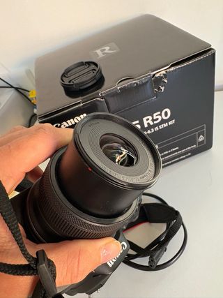 Canon EOS R50 con objetivo 18-45mm