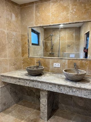 Baño con dos lavabos y ducha