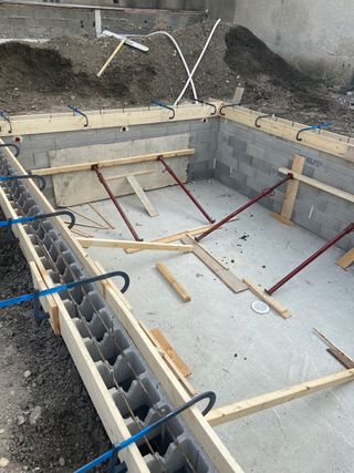 Baño con dos lavabos y ducha