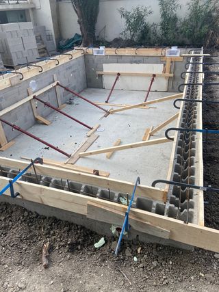 Baño con dos lavabos y ducha