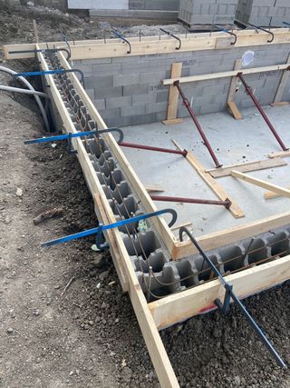 Baño con dos lavabos y ducha