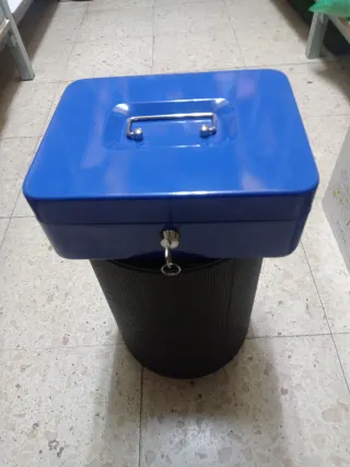 Caja de chapa azul con cerradura