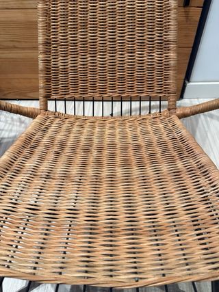 Silla en muy buen estado de fibra y metal negra