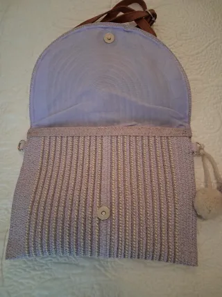 Bolso de mano tejido morado y beige