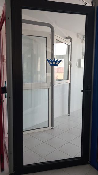 Puerta aluminio marrón 104x217