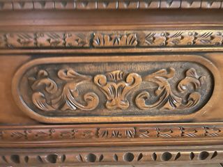 Baúl antiguo de madera tallada