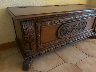 Baúl antiguo de madera tallada