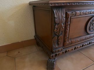 Baúl antiguo de madera tallada