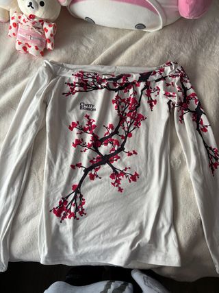 Camiseta hombros descubiertos con flores