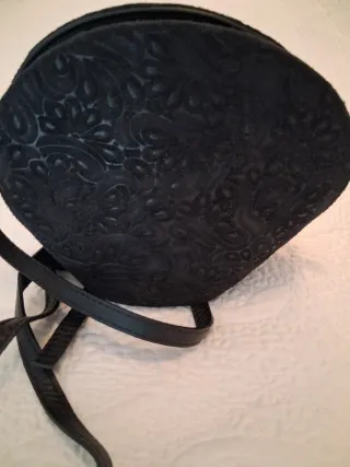 Bolso bombonera negro con relieve