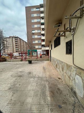 Local comercial en alquiler en Salvador Allende en Zaragoza