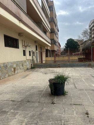 Local comercial en alquiler en Salvador Allende en Zaragoza