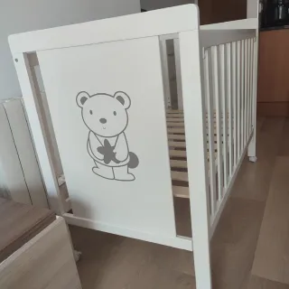 Cuna de bebé blanca con colchón