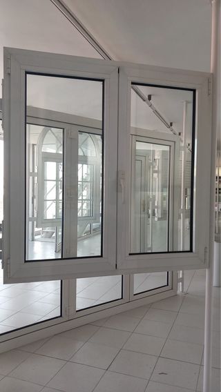 Ventana aluminio blanco marron exterior 120x120