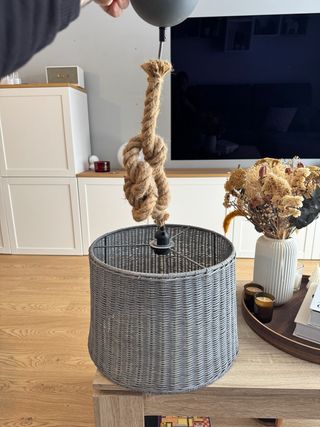 Lámpara de mimbre gris