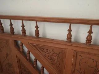 Cabecero de madera tallada