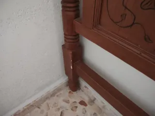 Cabecero de madera tallada