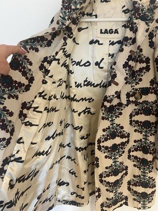 Trench Laga estampado beige y negro