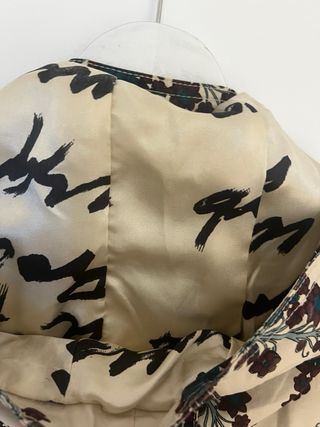 Trench Laga estampado beige y negro