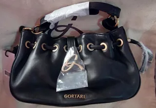 Bolso Gortari Negro con Detalles Dorados