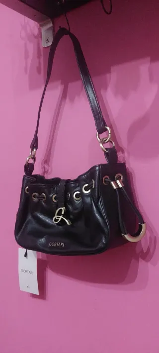 Bolso Gortari Negro con Detalles Dorados